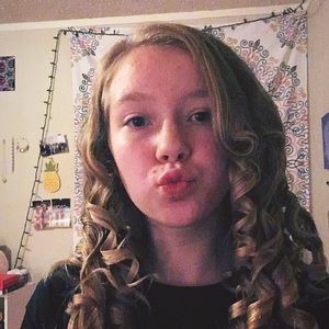 Meet your Posher, Makayla